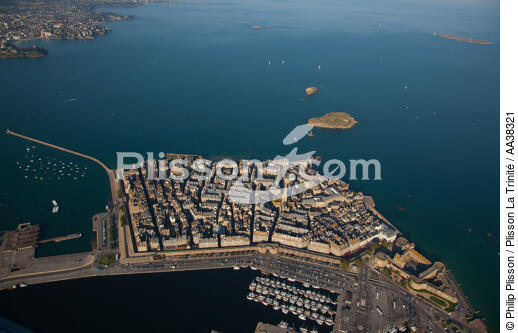 Marée haute sur Saint Malo - © Philip Plisson / Plisson La Trinité / AA38321 - Nos reportages photos - Port