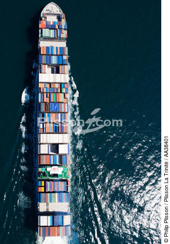 Porte-conteneur CMA CGM Médéa dans le rail d'ouessant. - © Philip Plisson / Plisson La Trinité / AA38401 - Nos reportages photos - Transport maritime