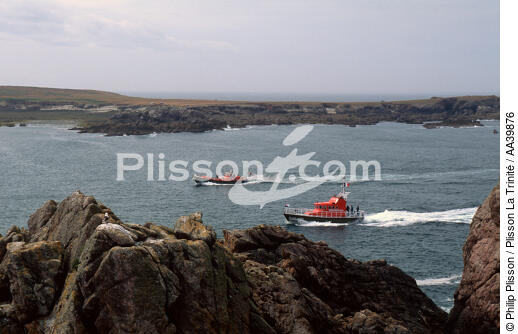 The old and the new lifeboat on the island of Ouessant in the Lampaul bay - © Philip Plisson / Plisson La Trinité / AA39876 - Photo Galleries - Finistère