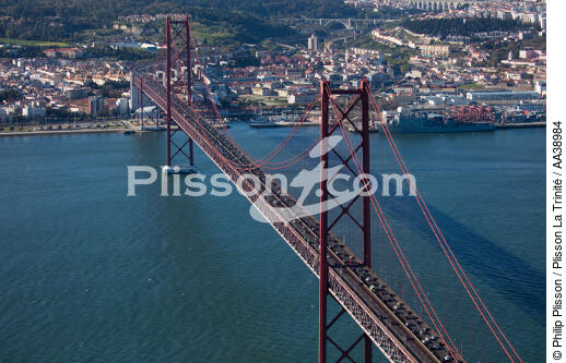 Lisbonne - © Philip Plisson / Plisson La Trinité / AA38984 - Nos reportages photos - Pont
