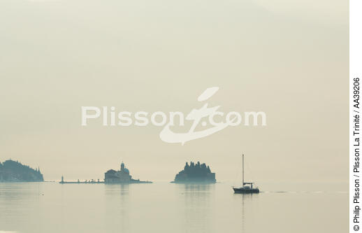 Saint George Island - © Philip Plisson / Plisson La Trinité / AA39206 - Nos reportages photos - Monastère