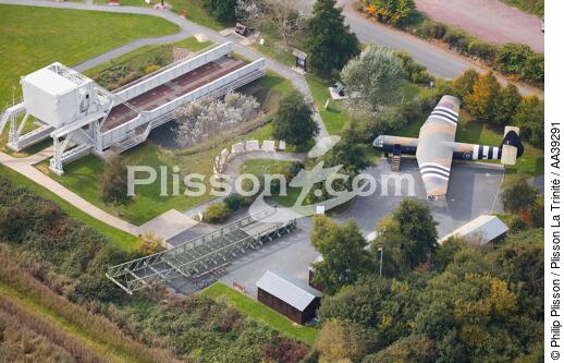 Pegasus bridge - © Philip Plisson / Plisson La Trinité / AA39291 - Nos reportages photos - Activité terrestre