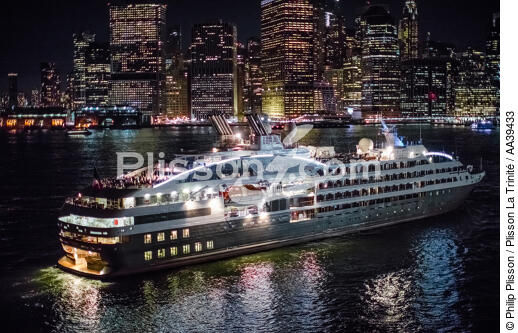 Escale à New-York - © Philip Plisson / Plisson La Trinité / AA39433 - Nos reportages photos - Transport maritime