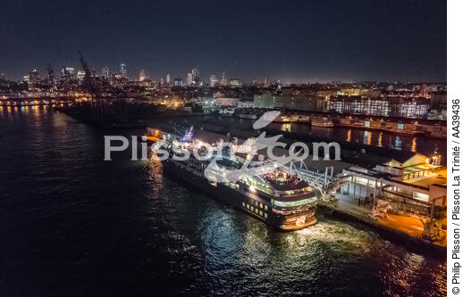 Stopover in New York - © Philip Plisson / Plisson La Trinité / AA39436 - Photo Galleries - Maritime transport
