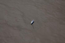 © Philip Plisson / Pêcheur d’Images / AA39875 Basse mer pour ce voilier au mouillage sur les côtes bretonnes - Nos reportages photos - Termes divers