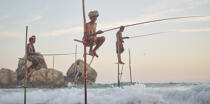 © Philip Plisson / Plisson La Trinité / AA39454 Pêcheurs sur échasse au Sri Lanka - Nos reportages photos - Métier