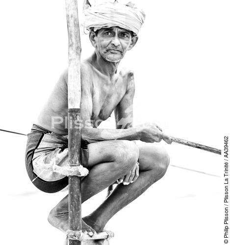 Fishermen on a stick in Sri Lanka - © Philip Plisson / Plisson La Trinité / AA39462 - Photo Galleries - Vertical