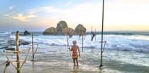 © Philip Plisson / Pêcheur d’Images / AA39506 Fishermen on a stick in Sri Lanka - Photo Galleries - People