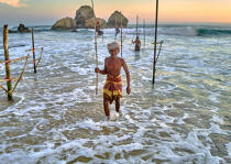 © Philip Plisson / Plisson La Trinité / AA39510 Fishermen on a stick in Sri Lanka - Photo Galleries - Fisherman
