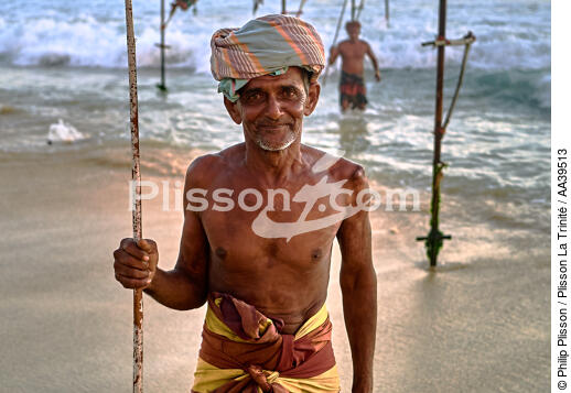 Pêcheurs sur échasse au Sri Lanka - © Philip Plisson / Plisson La Trinité / AA39513 - Nos reportages photos - Personnage