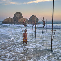 © Philip Plisson / Plisson La Trinité / AA39503 Pêcheurs sur échasse au Sri Lanka - Nos reportages photos - Chromie