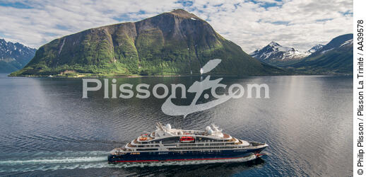 The liner Le Lapérouse in Norwegian waters - © Philip Plisson / Plisson La Trinité / AA39578 - Photo Galleries - Maritime activity