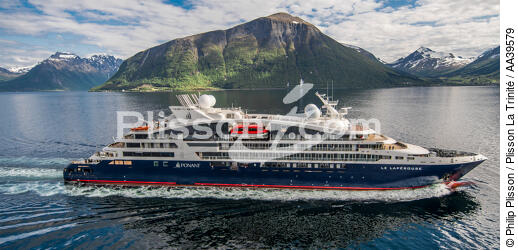 The liner Le Lapérouse in Norwegian waters - © Philip Plisson / Plisson La Trinité / AA39579 - Photo Galleries - Cruise