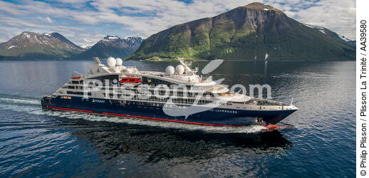 The liner Le Lapérouse in Norwegian waters - © Philip Plisson / Plisson La Trinité / AA39580 - Photo Galleries - Maritime transport