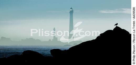 Brume sur le phare de l'Ile Vierge - © Philip Plisson / Plisson La Trinité / AA39588 - Nos reportages photos - Phare