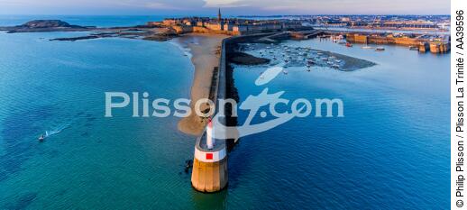 Le Môle des Noires et la cité corsaire de Saint-Malo - © Philip Plisson / Plisson La Trinité / AA39596 - Nos reportages photos - Vue aérienne