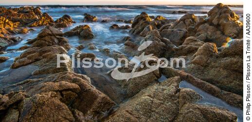 Rochers et temps de pause sur la mer - © Philip Plisson / Pêcheur d’Images / AA39600 - Nos reportages photos - Paysage littoral