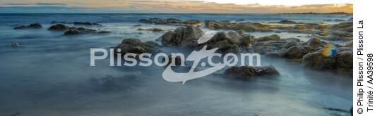 Rochers et temps de pause sur la mer - © Philip Plisson / Pêcheur d’Images / AA39598 - Nos reportages photos - Paysage littoral