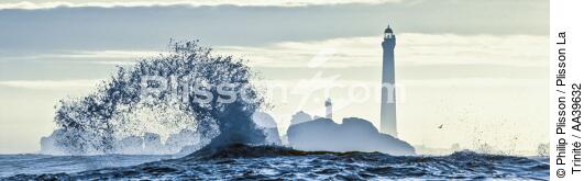 Vague devant le phare de l'île Vierge - © Philip Plisson / Plisson La Trinité / AA39632 - Nos reportages photos - Aber-Wrac'h