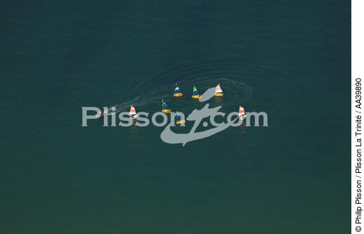 Ecole de voile sur les côtes bretonnes - © Philip Plisson / Plisson La Trinité / AA39890 - Nos reportages photos - Activité maritime