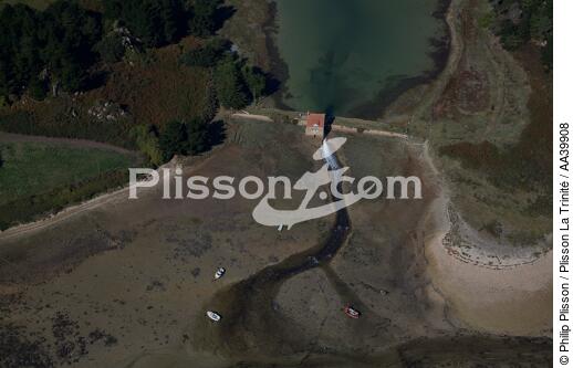Le moulin à marée de Buguélès dans les Côtes d'Armor - © Philip Plisson / Plisson La Trinité / AA39908 - Nos reportages photos - Construction