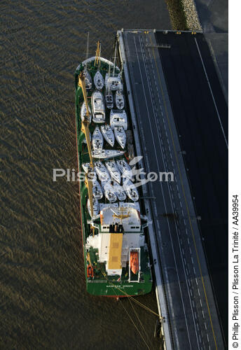Cargo chargé de voiliers - © Philip Plisson / Plisson La Trinité / AA39954 - Nos reportages photos - Vue non aérienne
