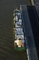 Cargo loaded with sailboats © Philip Plisson / Plisson La Trinité / AA39954 - Photo Galleries - Vertical