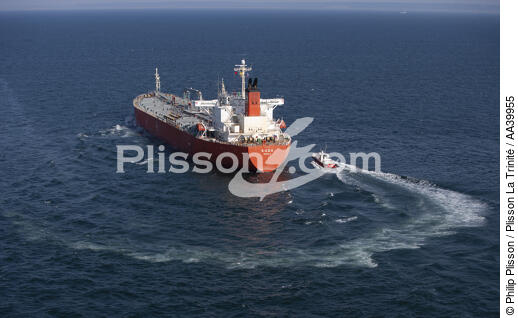 Chimiquier et bateau pilote - © Philip Plisson / Plisson La Trinité / AA39955 - Nos reportages photos - Chimiquier