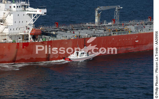 Chimiquier et bateau pilote - © Philip Plisson / Plisson La Trinité / AA39956 - Nos reportages photos - Activité maritime