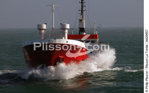 Cargo in Ushant Rail - © Philip Plisson / Plisson La Trinité / AA39957 - Photo Galleries - Cargo ship