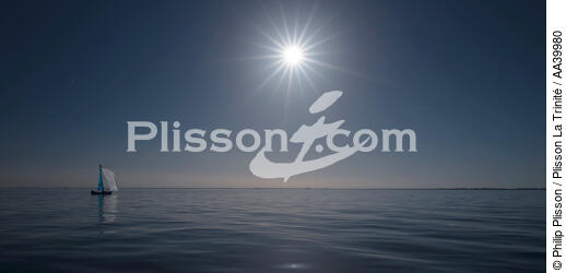 Navigation par mer calme - © Philip Plisson / Plisson La Trinité / AA39980 - Nos reportages photos - Couleur